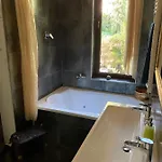 Modern House In With Pool Апартаменты