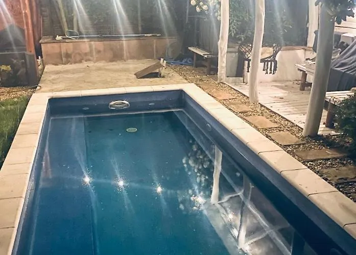 Modern House In With Pool ブダペスト